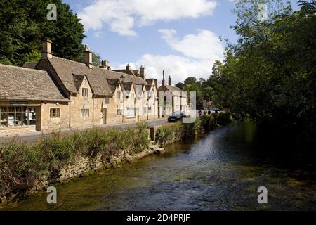Ferienhäuser und Geschäfte im Dorf Bibury, Cotworlds, Gloucestershire, England Stockfoto