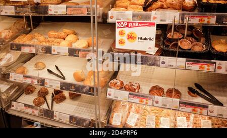 Schwedische Bäckerei aus ICA Supermarkt mit Brot, Muffin, Zimtrollen,… Stockfoto