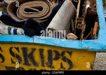 Nahaufnahme von skip voller Müll. Vereinigtes Königreich Stockfoto