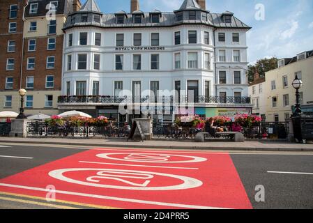 Margate, Kent, England, Großbritannien. 2020. Altstadt Margate mit bunt bemalten 20mph Schilder in rot und weiß auf der Straße. Stockfoto