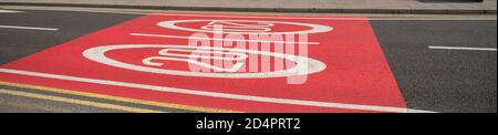 Margate, Kent, England, Großbritannien. 2020. Altstadt Margate mit bunt bemalten 20mph Schilder in rot und weiß auf der Straße. Stockfoto