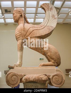 Die Sphinx von Naxos aus dem Archäologischen Museum von Delphi stammt aus dem 6. Jahrhundert v. Chr. und stand auf einer Ionischen Säule. Stockfoto