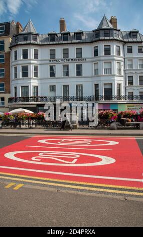 Margate, Kent, England, Großbritannien. 2020. Altstadt Margate mit bunt bemalten 20mph Schilder in rot und weiß auf der Straße. Stockfoto