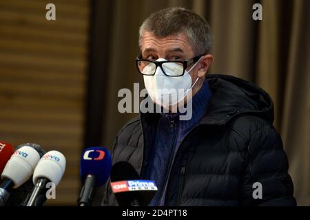 Ministerpräsident Andrej Babis gibt am Samstag, den 10. Oktober 2020, ein Briefing über die Wahlen zum zweiten Wahlgang des tschechischen Senats in Sokolovna Pruhonice, Tschechische Republik. Die Bürgermeister und Unabhängigen (STAN) gewannen eindeutig die Senatswahlen und gewannen 11 ouf der 27 Sitze, vor zwei anderen Oppositionsparteien, der Bürgerdemokraten (ODS) mit fünf Sitzen und der Christdemokraten (KDU-CSL) mit drei Sitzen. Die Sozialdemokraten (Juniorregierung CSSD) verteidigten keinen einzigen der zehn Sitze, die sie verteidigten. Der CSSD wird nicht einmal mehr eine eigene Gruppe im 81-Sitzer Oberhaus haben, weil er es will Stockfoto