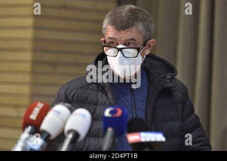 Ministerpräsident Andrej Babis gibt am Samstag, den 10. Oktober 2020, ein Briefing über die Wahlen zum zweiten Wahlgang des tschechischen Senats in Sokolovna Pruhonice, Tschechische Republik. Die Bürgermeister und Unabhängigen (STAN) gewannen eindeutig die Senatswahlen und gewannen 11 ouf der 27 Sitze, vor zwei anderen Oppositionsparteien, der Bürgerdemokraten (ODS) mit fünf Sitzen und der Christdemokraten (KDU-CSL) mit drei Sitzen. Die Sozialdemokraten (Juniorregierung CSSD) verteidigten keinen einzigen der zehn Sitze, die sie verteidigten. Der CSSD wird nicht einmal mehr eine eigene Gruppe im 81-Sitzer Oberhaus haben, weil er es will Stockfoto