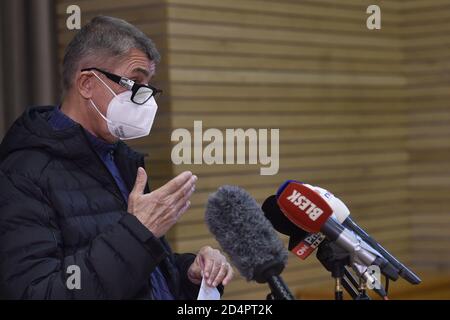 Ministerpräsident Andrej Babis gibt am Samstag, den 10. Oktober 2020, ein Briefing über die Wahlen zum zweiten Wahlgang des tschechischen Senats in Sokolovna Pruhonice, Tschechische Republik. Die Bürgermeister und Unabhängigen (STAN) gewannen eindeutig die Senatswahlen und gewannen 11 ouf der 27 Sitze, vor zwei anderen Oppositionsparteien, der Bürgerdemokraten (ODS) mit fünf Sitzen und der Christdemokraten (KDU-CSL) mit drei Sitzen. Die Sozialdemokraten (Juniorregierung CSSD) verteidigten keinen einzigen der zehn Sitze, die sie verteidigten. Der CSSD wird nicht einmal mehr eine eigene Gruppe im 81-Sitzer Oberhaus haben, weil er es will Stockfoto