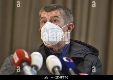 Ministerpräsident Andrej Babis gibt am Samstag, den 10. Oktober 2020, ein Briefing über die Wahlen zum zweiten Wahlgang des tschechischen Senats in Sokolovna Pruhonice, Tschechische Republik. Die Bürgermeister und Unabhängigen (STAN) gewannen eindeutig die Senatswahlen und gewannen 11 ouf der 27 Sitze, vor zwei anderen Oppositionsparteien, der Bürgerdemokraten (ODS) mit fünf Sitzen und der Christdemokraten (KDU-CSL) mit drei Sitzen. Die Sozialdemokraten (Juniorregierung CSSD) verteidigten keinen einzigen der zehn Sitze, die sie verteidigten. Der CSSD wird nicht einmal mehr eine eigene Gruppe im 81-Sitzer Oberhaus haben, weil er es will Stockfoto