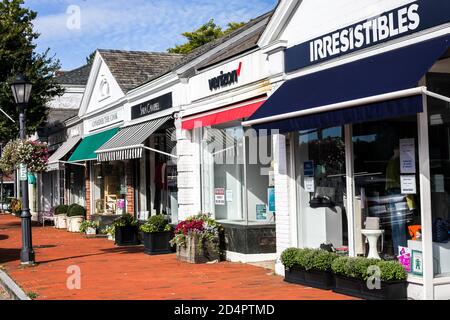 NEW CANAAN, CT, USA - 4. OKTOBER 2020: Straßenansicht von der Elm Street mit Ladenfront in New Canaan Downtown Stockfoto