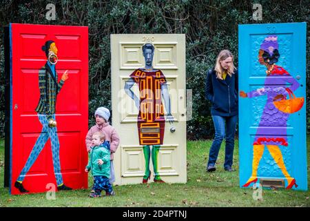 London, Großbritannien. Oktober 2020. Lubaina Himid, Five Conversations, 2019 - Frieze Sculpture, die größte Freiluftausstellung in London. Arbeiten von 12 führenden internationalen Künstlern im Regent's Park vom 5. Oktober bis 18. Oktober in einer kostenlosen Vitrine. Kredit: Guy Bell/Alamy Live Nachrichten Stockfoto