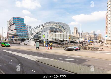 Stadtbild und schönes Wahrzeichen im coolen Stadtteil Downtown blaak Station Rotterdam Niederlande. Transport Wahrzeichen Tourismus Konzept. Stockfoto