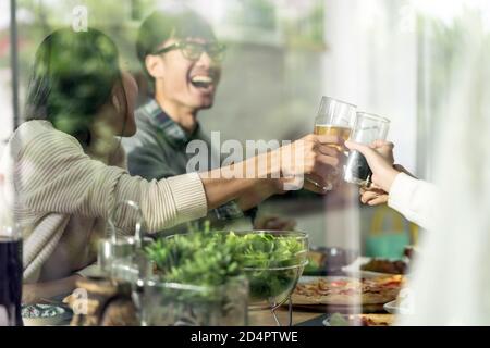 Glücklich asiatische multigenerational Familie von Papa Mama Tochter Mädchen und Großvater jubelt zusammen während des Mittagessens zusammen mit freudig. Glückliche Familie eng Stockfoto