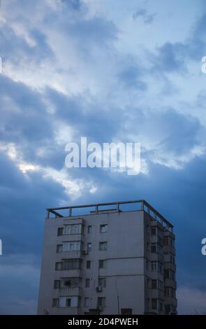 Hohes Gebäude zum Wohnen, schöner Himmel und Sonnenschein, menschlicher Platz Stockfoto