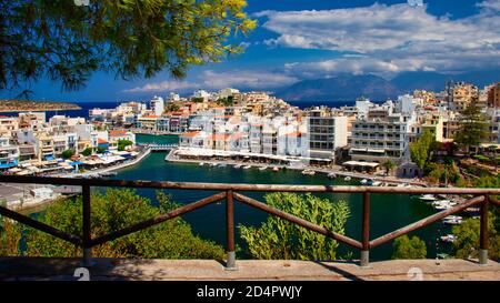 Agios Nikolaos, Griechenland - 9. August 2020 - Blick auf die Bucht von Agios Nikolaos mit dem berühmten Hafen und Gebäuden Stockfoto