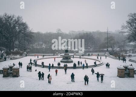 Verschneite Tage am Bethesda Fountain, im Central Park, Manhattan, New York City Stockfoto