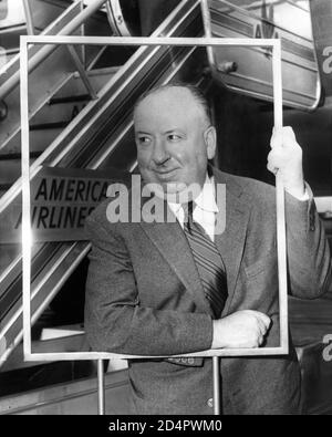 ALFRED HITCHCOCK bei der Ankunft im August 1958 am Midway Airport In Chicago Drehorte Szenen für NORTH BY NORTHWEST 1959 Regisseur ALFRED HITCHCOCK Schriftsteller Ernest Lehman Musik Bernard Herrmann Metro Goldwyn Mayer Stockfoto