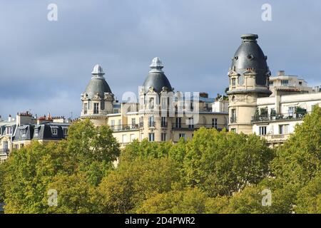 Paris, Frankreich. Oktober 04. 2020. Gebäude im Haussmann-Stil mit Balkon. Aus der Umwandlung unter dem zweiten Reich durch Napoleon III Stockfoto