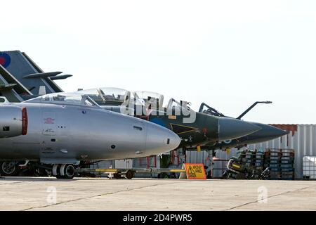 Englisch Electric Canberra & Blackburn Buccaneer Flugzeuge am Cotswold Airport Kemble 10/10/2020 Stockfoto