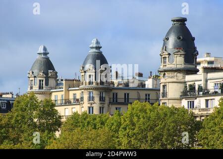 Paris, Frankreich. Oktober 04. 2020. Gebäude im Haussmann-Stil mit Balkon. Aus der Umwandlung unter dem zweiten Reich durch Napoleon III Stockfoto