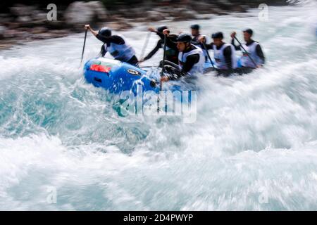 Gruppe von Touristen navigieren Schlauchboot durch das Wildwasser des Flusses Tara im Nationalpark Durmitor, Tara, Montenegro, 21, Mai, 2009. Stockfoto