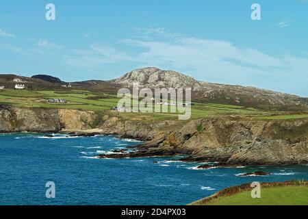 Holyhead Mountain ist der höchste Berg auf Holy Island und Anglesey in Nordwales. Es besteht größtenteils aus altem präkambrianem Quarzit. Stockfoto