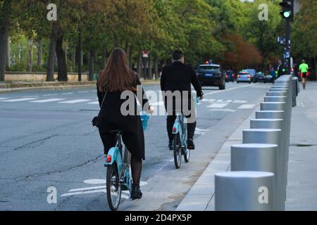 Paris, Frankreich. Oktober 04. 2020. Paar Touristen mit Leihfahrrädern. Row Elektro-Fahrrad, ökologische Alternative gegen Verschmutzung. Stockfoto