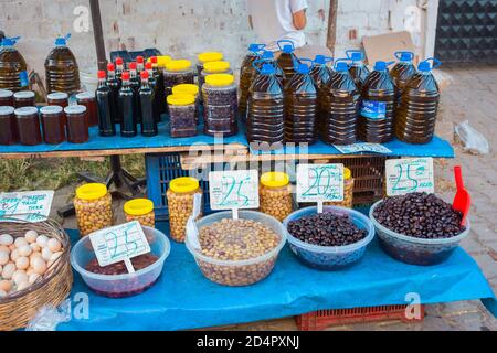 Verkauf von türkischen Oliven auf dem lokalen Markt in der Türkei. Marinierte grüne und schwarze Oliven. Stockfoto