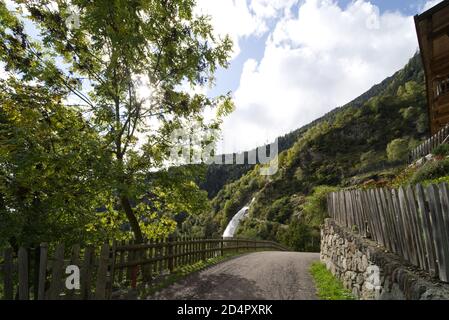 Panoramabild mit selektivem Fokus auf den Wanderweg, der zum Wasserfall bei Partschins, Südtirol, Italien führt. Stockfoto