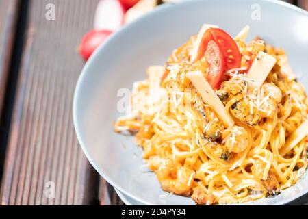 Leckere klassische italienische Spaghetti-Pasta mit Sauce, Käse Parmesan und Basilikum auf dem Teller. Stockfoto