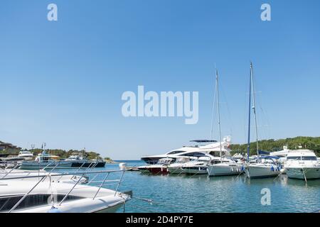 Bolschoy Utrish, Russia-21.08.2020: Boot Parken auf dem Wasser bei perfektem sonnigem Wetter. Stockfoto