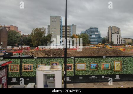 London, Großbritannien, 10. Oktober 2020. Der neue Hochgeschwindigkeitszug funktioniert wie von einem Bus in Hampstead Rd gesehen. Heute Arbeiter versucht, den Baum von Larch Maxey besetzt geschnitten, langjährige Umweltschützer und Baumschützer von HS2 Rebellion und der STOP HS2 Kampagne. Credits: Sabrina Merolla/ Alamy Live News. Stockfoto