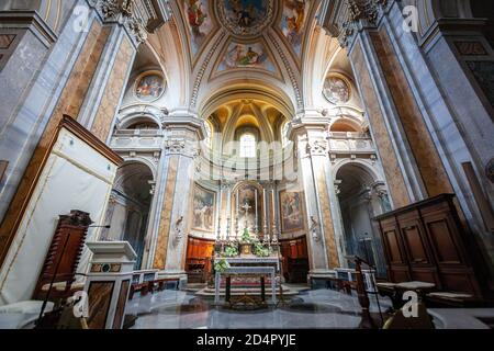 Sutri, Italien. 17. August 2017: Co-Kathedrale von Santa Maria Assunta. Kultstätte von Sutri, in der Provinz Viterbo, Italien. Mittelschiff mit Chape Stockfoto