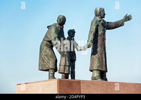 Auswanderungsdenkmal, Bronzeskulptur, Familie mit zwei Kindern emigrieren, Migration, Mann nach vorne, Frau nach hinten, Bildhauer Frank Varga, Stockfoto