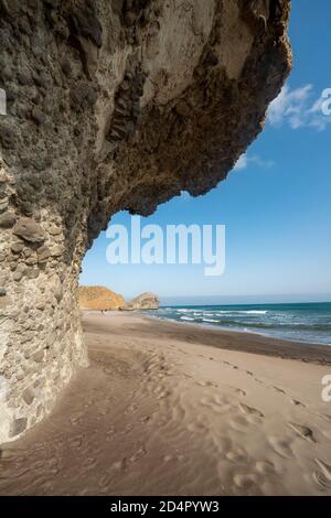 Versteinerte Lavazungen und felsige Küste am Strand Playa del Monsul, Naturschutzgebiet Cabo de Gata-Nijar, Almeria, Andalusien, Spanien, Europa Stockfoto