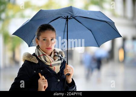 Frau mit Regenschirm, Portrait, Stuttgart, Baden-Württemberg, Deutschland, Europa Stockfoto
