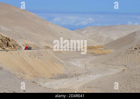 LKW auf der Panamericana, in der Nähe von Camaná, Region Arequipa, Peru, Südamerika Stockfoto