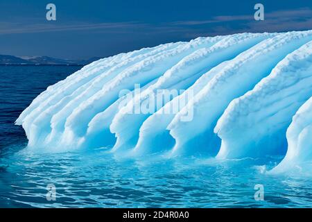 Zerklüfteter Eisberg, der durch Eisfjord, UNESCO-Weltkulturerbe, Disko Bay, Ilulissat, Westgrönland, Grönland, Nordamerika driftet Stockfoto