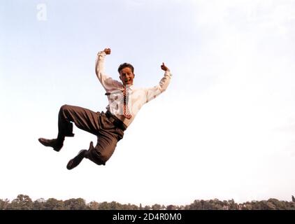 Mann springt in die Luft, Geschäftsmann, Freude, gute Laune, Berlin, Deutschland, Europa Stockfoto