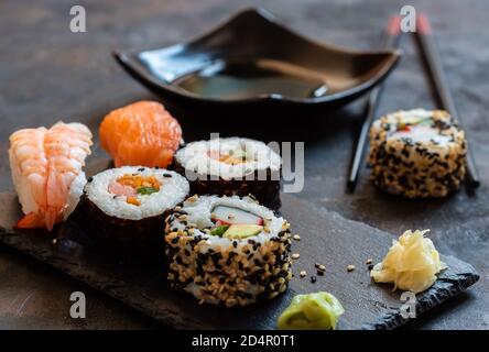 Orientalisches japanisches Essen mit Sushi, Maki, Nigiri, Unagi, Wasa Stockfoto
