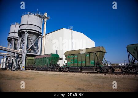 Region Aktobi/Kasachstan - Mai 04 2019: Phosphatdüngeanlage. Ladestation von Düngemitteln. Einfülltrichter. Hopper Auto Zug Terminal. Grün r Stockfoto