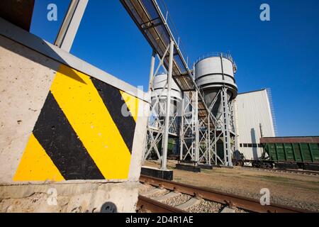 Phosphat Düngemittel Pflanze. Ladestation von Düngemitteln. Hopper Auto Zug Terminal. Einfülltrichter und Bandförderer. Stockfoto