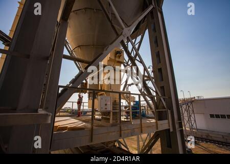 Region Aktobi/Kasachstan - Mai 04 2019: Phosphatdüngeanlage. Ladestation von Düngemitteln. Hopper Auto Eisenbahn Bahnhof Terminal. Stockfoto