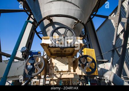 Region Aktobi/Kasachstan - Mai 04 2019: Phosphatdüngeanlage. Ladestation von Düngemitteln. Hopper Auto Zug Terminal. Trichterlader mit Forts Stockfoto