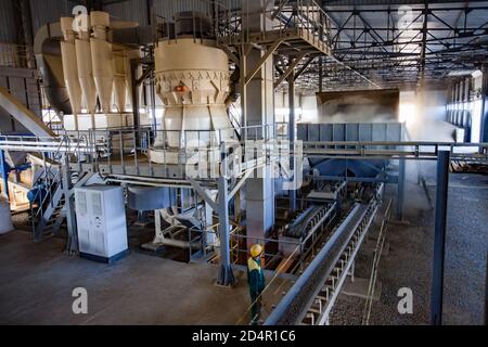 Region Aktobi/Kasachstan - Mai 04 2019: Phosphatdüngeanlage. Pellets produzierende Maschine des vollen Kreises. Der Bediener steuert den Prozess. Stockfoto