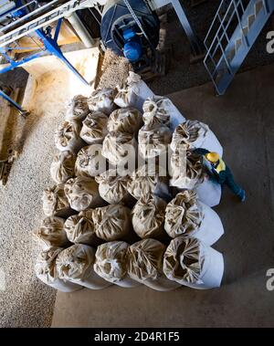 Region Aktobi/Kasachstan - Mai 04 2019: Phosphatdüngeanlage. Plastiktüten mit Düngemittelpellets. Stockfoto