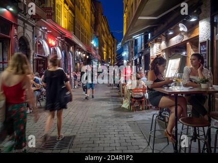 FRANKREICH, LYON- SEP 17, 2020: Kunden genießen ein Abendessen außerhalb der Restaurants in Lyon, Frankreich Stockfoto