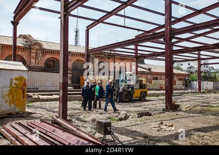 Shymkent/Kasachstan - April 27 2012:Montage der Stahlbaukonstruktion. Gruppe von Arbeitern auf dem Boden. Stockfoto