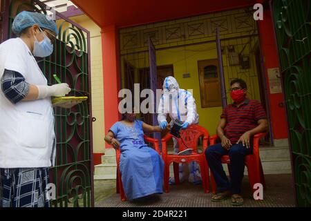 Ein Team von Gesundheitsfachkräften und Ärzten führt Hausuntersuchungen an COVID-19-Patienten durch, die sich in häuslicher Isolation befinden. Agartala. Tripura, Indien. Stockfoto