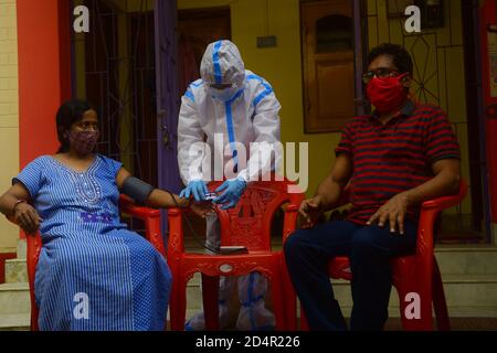 Ein Team von Gesundheitsfachkräften und Ärzten führt Hausuntersuchungen an COVID-19-Patienten durch, die sich in häuslicher Isolation befinden. Agartala. Tripura, Indien. Stockfoto