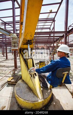 Schymkent/Kasachstan - April 27 2012: Bau eines neuen Industriegebäudes. Kranführer bei der Arbeit. Stockfoto