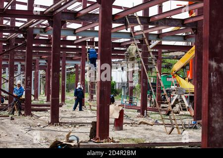 Schymkent/Kasachstan - April 27 2012: Bau eines neuen Industriegebäudes. Montage der Stahlkonstruktion. Stockfoto